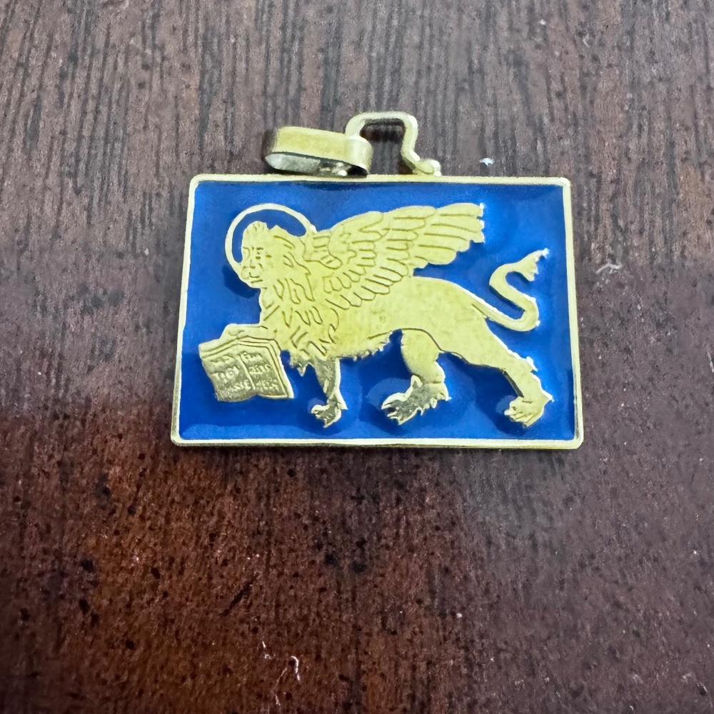 Winged lion 18k pendant